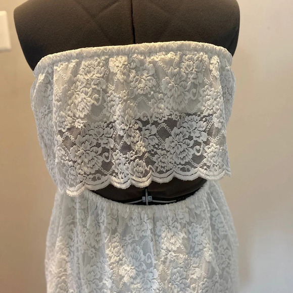 Strapless white lace dress with open back! - Picture 3 of 4